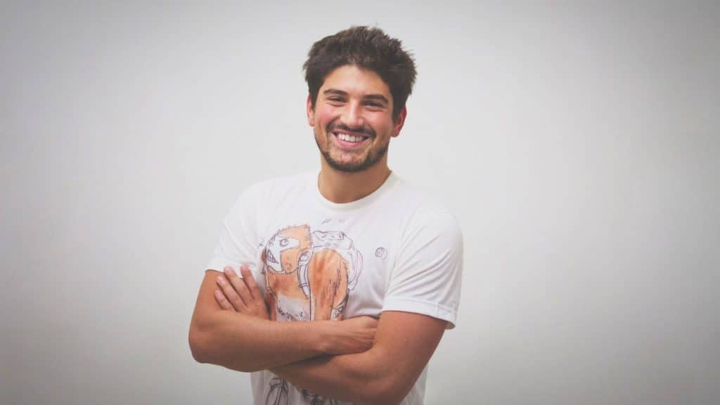 Alexandre Dana, fondateur de LiveMentor, souriant les bras croisés