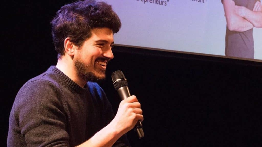 Alexandre Dana, fondateur de LiveMentor, présentant les formations LiveMentor pour entrepreneurs et freelances lors d’une conférence