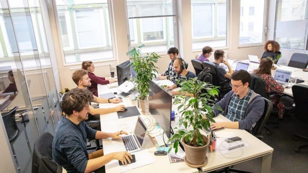Groupe d'entrepreneurs travaillant ensemble pendant leur formation LiveMentor