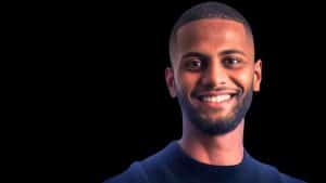 Portrait de Yomi Denzel entrepreneur et formateur spécialisé dans le business en ligne