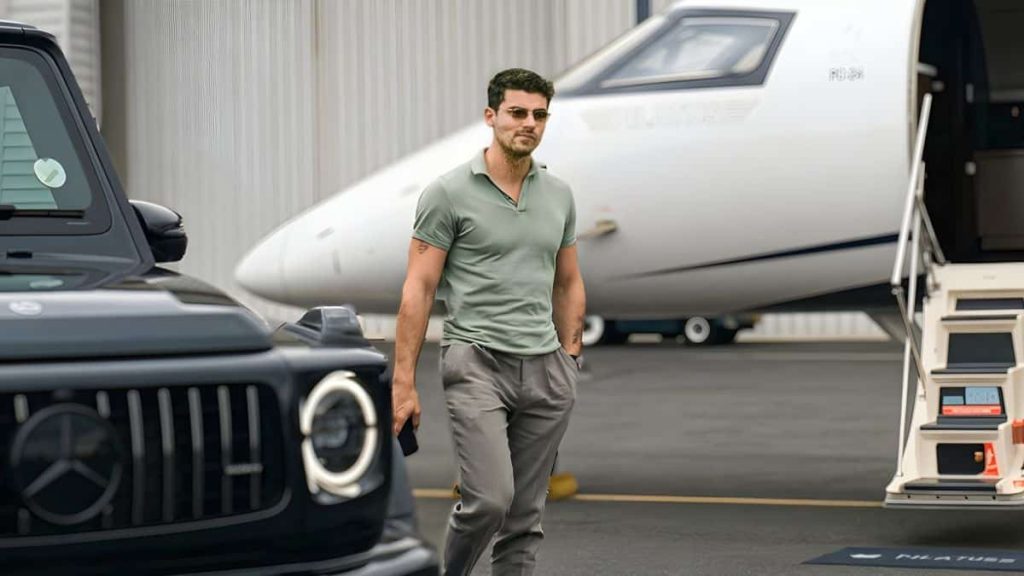 Iman Gadzhi sur le tarmac entre une Mercedes-AMG G63 et un jet privé blanc