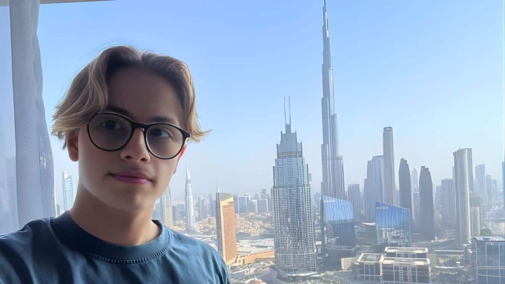Matis Clouet en selfie devant le skyline de Dubaï avec le Burj Khalifa en arrière-plan