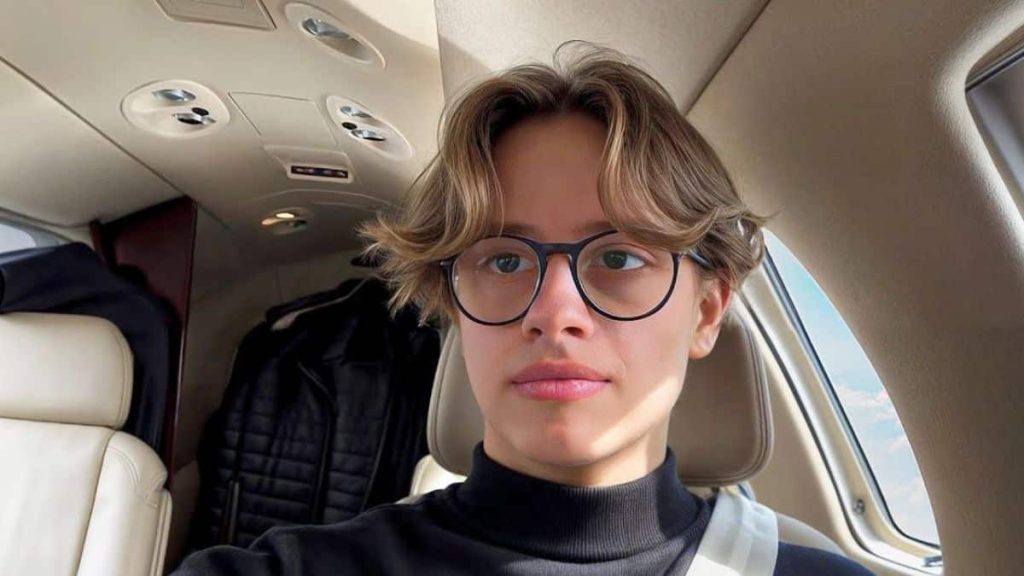 Matis Clouet à bord d'un jet privé, lunettes rondes et col roulé noir