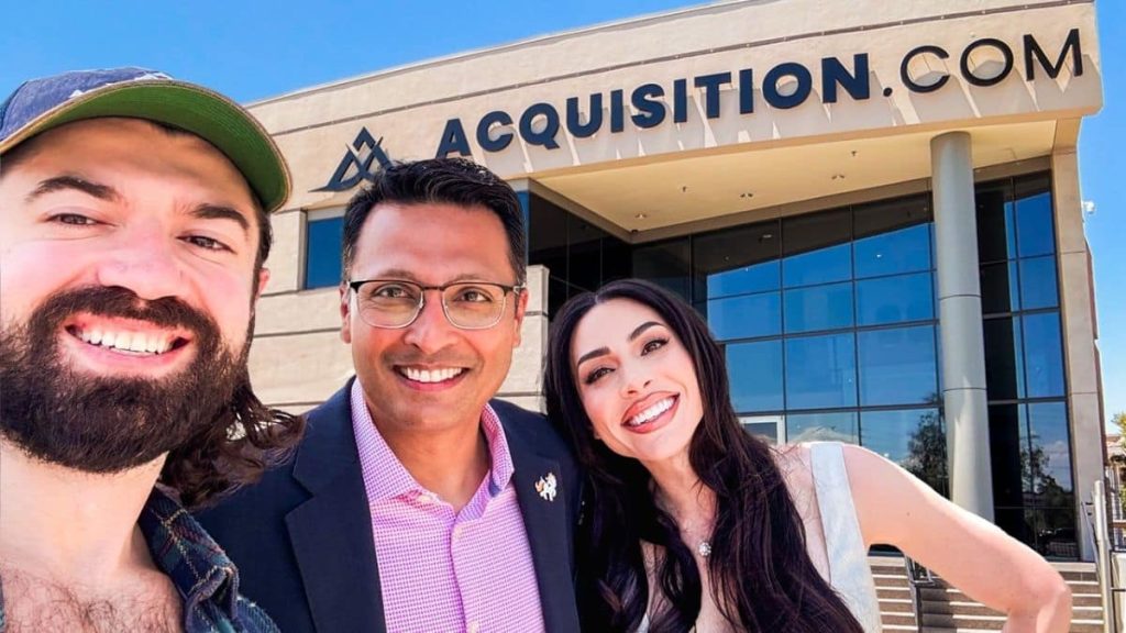 Le siège d’Acquisition.com avec deux collaborateurs