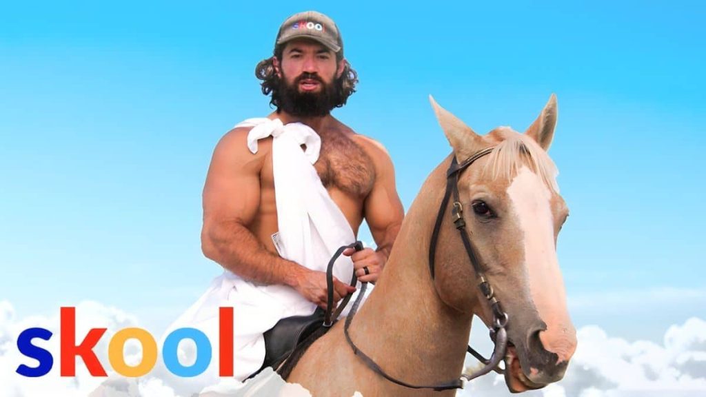 Alex Hormozi sur un cheval dans une mise en scène marketing pour Skool